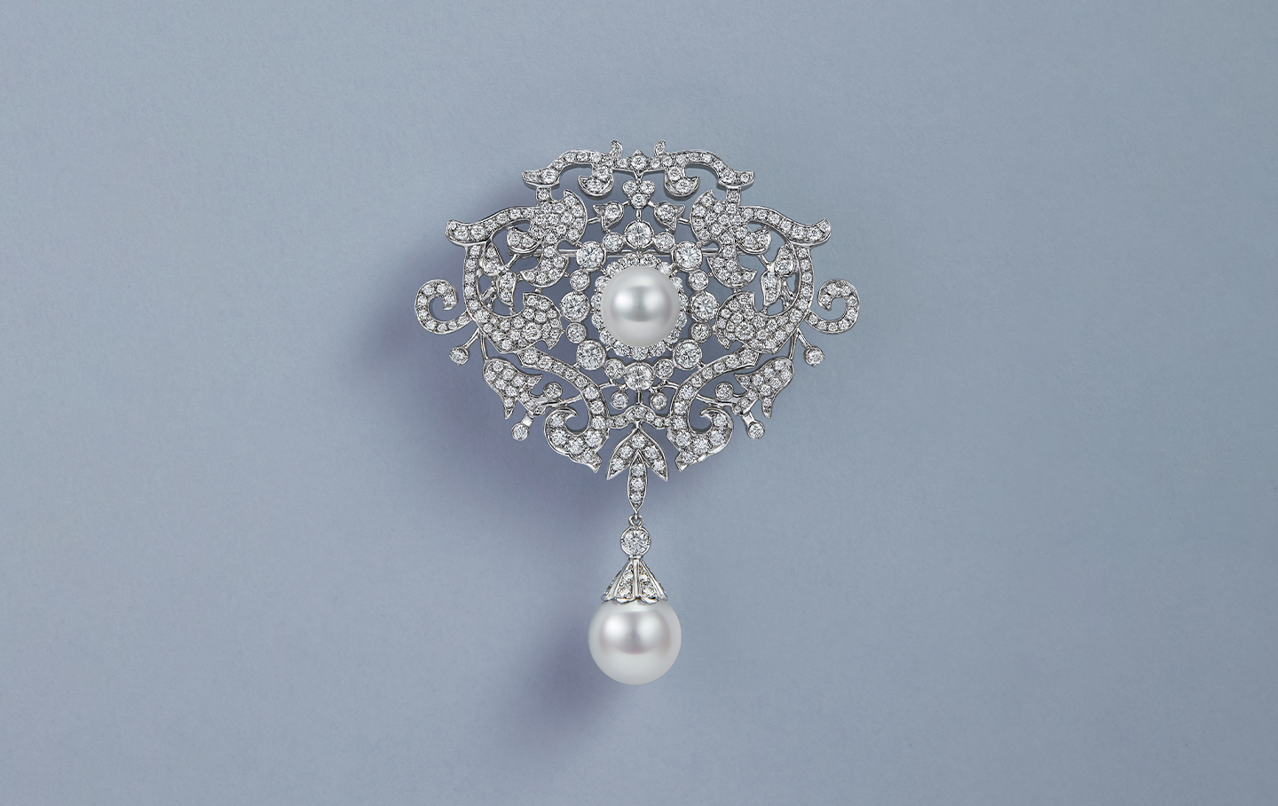Graceful and elegant with a distinct air of luxury, brooches possess the exceptional ability to make a personal statement in a delicate manner whilst transcending time and trends.